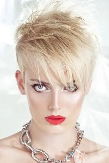 Coupes de cheveux femme modèle court avec photos et vidéos