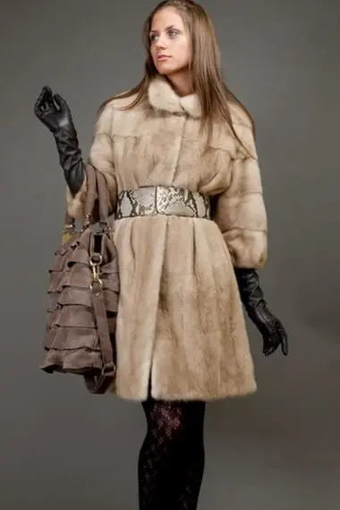 Gants longs sous un manteau de fourrure et photo de gants d&rsquo;hiver chauds