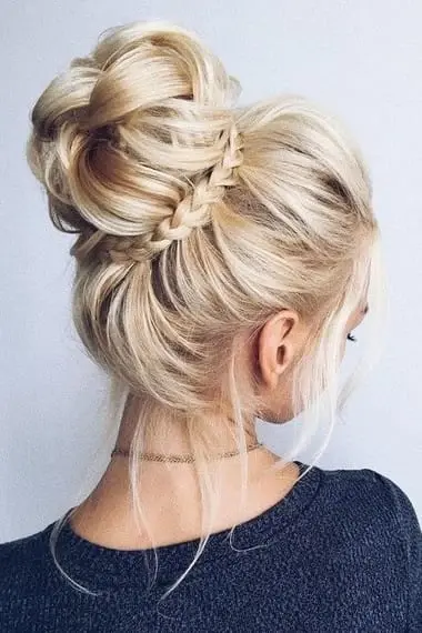 Como fazer um penteado com uma pilha na coroa (com fotos passo a passo, vídeos)