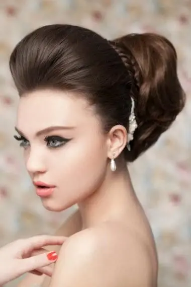 Comment faire une coiffure « Babette » avec un rouleau: vidéo et recommandations de style
