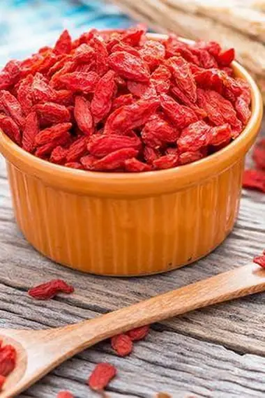 Utiliser les baies de goji pour les soins du visage : recettes de masques, lotions et gommages