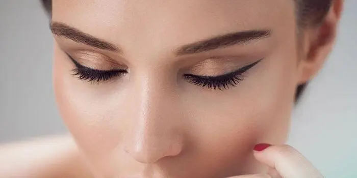 How to properly shape eyebrows in makeup?