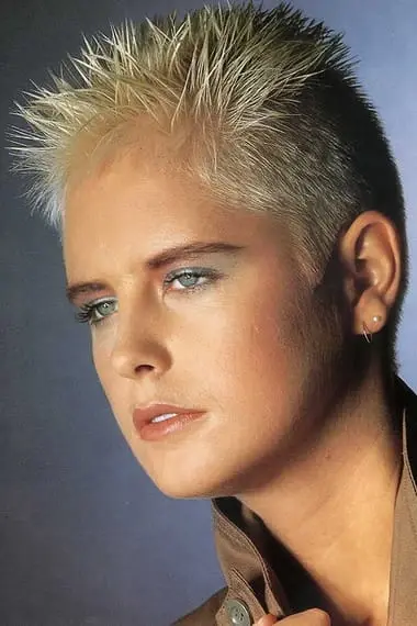 Coupe de cheveux femme courte « hérisson » et sa photo avec un charme particulier