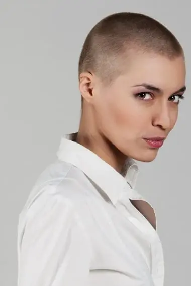 Taglio di capelli da donna calvo e “sotto zero”: nella foto e nel video, lineamenti femminili e delicati