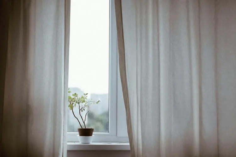 Como decorar uma haste de cortina com suas próprias mãos lindamente e rapidamente