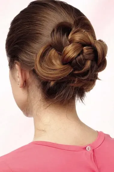 Comment faire un chignon avec une faux à l'arrière de la tête : coiffure de bas en haut