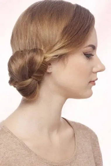 Comment faire un chignon avec une faux à l'arrière de la tête : coiffure de bas en haut
