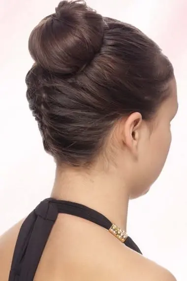 Comment faire un chignon avec une faux à l'arrière de la tête : coiffure de bas en haut