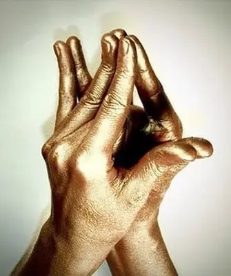 Guérir les mudras pour les douleurs cardiaques : le yoga des doigts