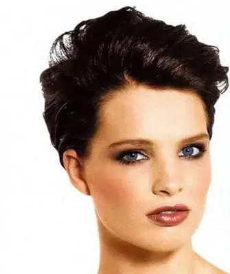 Tagli corti per capelli ricci e le loro foto