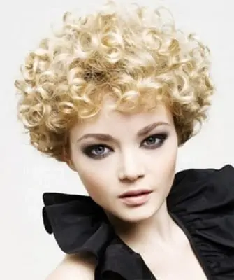 Tagli corti per capelli ricci e le loro foto