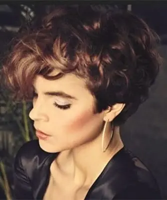 Tagli corti per capelli ricci e le loro foto