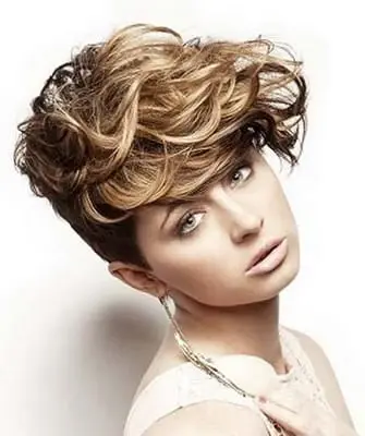 Tagli corti per capelli ricci e le loro foto