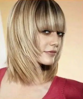 Coupe de cheveux cascade avec frange: coupe de cheveux pour cheveux mi-longs et longs sur la photo