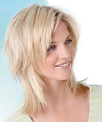 Coupe de cheveux cascade avec frange: coupe de cheveux pour cheveux mi-longs et longs sur la photo