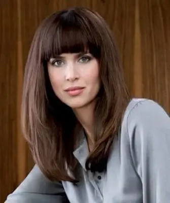 Coupe de cheveux cascade avec frange: coupe de cheveux pour cheveux mi-longs et longs sur la photo