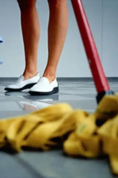 Hur man tvättar golvet i köket: hur man rengör laminat, porslinsstengods och linoleum