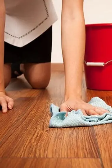 Hur man tvättar golvet i köket: hur man rengör laminat, porslinsstengods och linoleum