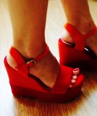 Sandales rouges: photo, avec quoi porter des sandales rouges à talons et compensées