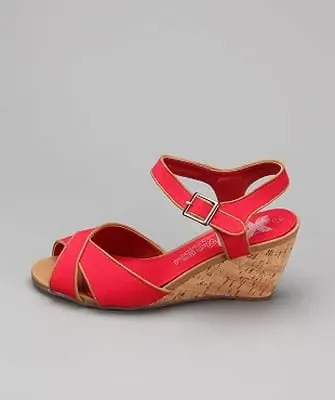Sandales rouges: photo, avec quoi porter des sandales rouges à talons et compensées