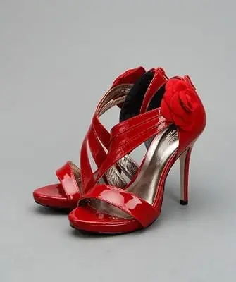 Sandales rouges: photo, avec quoi porter des sandales rouges à talons et compensées