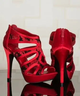 Sandales rouges: photo, avec quoi porter des sandales rouges à talons et compensées