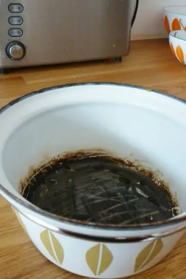 Come pulire i depositi di carbonio e video, come pulire una padella e altri utensili dai depositi di carbonio
