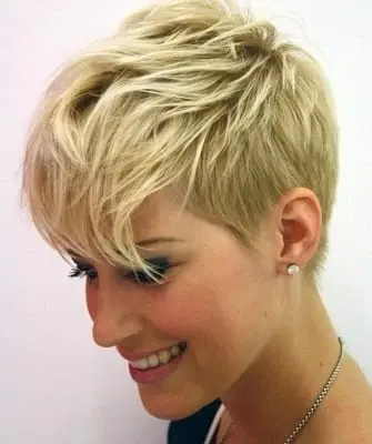 Tagli di capelli da donna modello corto con foto e video