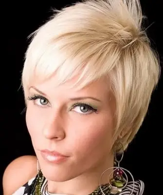Tagli di capelli da donna modello corto con foto e video