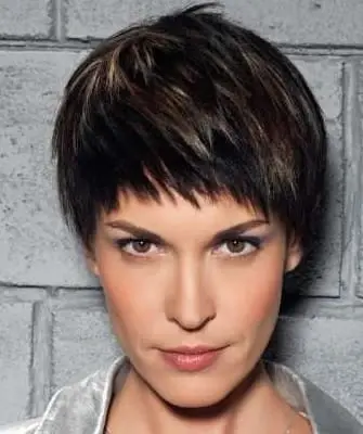 Tagli di capelli da donna modello corto con foto e video