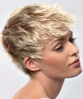 Tagli di capelli da donna modello corto con foto e video