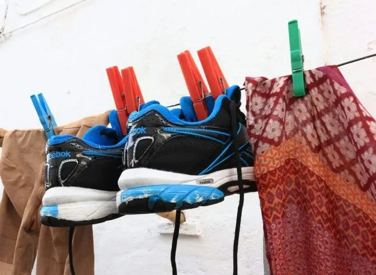 Comment nettoyer les semelles blanches sur les baskets, est-il possible de laver les baskets dans une machine à écrire, tout sur l'entretien des baskets et des baskets