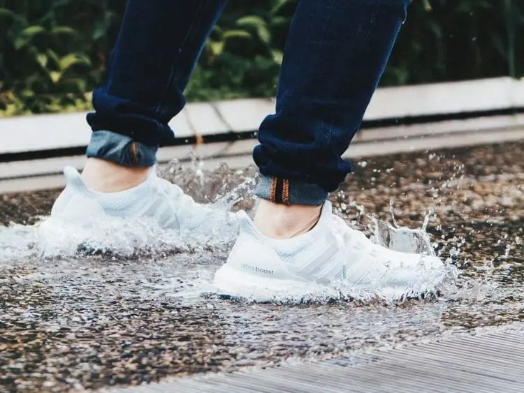 Comment nettoyer les semelles blanches sur les baskets, est-il possible de laver les baskets dans une machine à écrire, tout sur l'entretien des baskets et des baskets