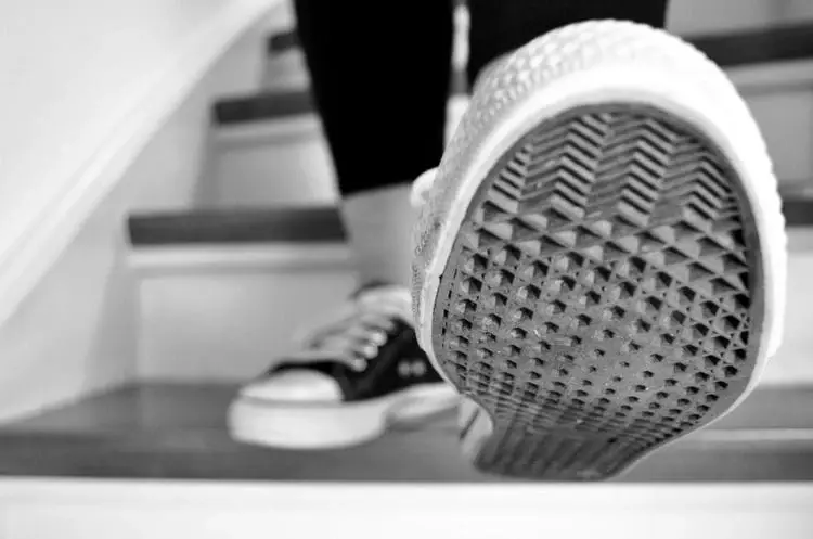 Comment nettoyer les semelles blanches sur les baskets, est-il possible de laver les baskets dans une machine à écrire, tout sur l'entretien des baskets et des baskets