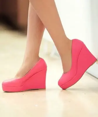 Qu'est-ce qu'un coin dans les chaussures: comment s'appellent les baskets et les baskets compensées