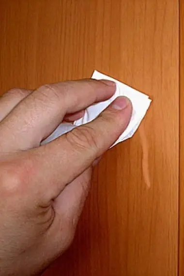 Cura dei mobili in casa: come pulire i mobili imbottiti, legno e pelle