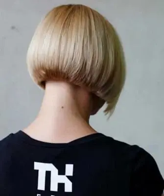 Corte de cabelo bob com franja: foto de um bob curto e médio com franja oblíqua, assimétrica e longa