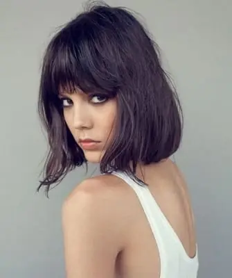 Corte de cabelo bob com franja: foto de um bob curto e médio com franja oblíqua, assimétrica e longa