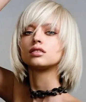 Corte de cabelo bob com franja: foto de um bob curto e médio com franja oblíqua, assimétrica e longa