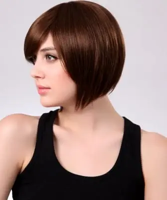 Corte de cabelo bob com franja: foto de um bob curto e médio com franja oblíqua, assimétrica e longa