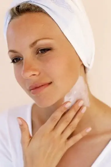 Cuidados com a pele do pescoço e decote: máscaras antienvelhecimento, compressas, massagem com sal e exercícios