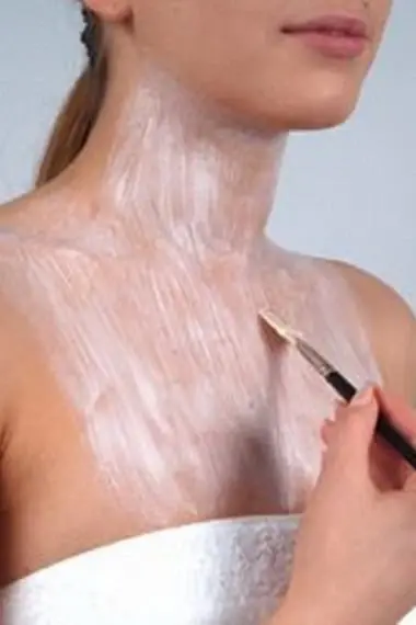 Cuidados com a pele do pescoço e decote: máscaras antienvelhecimento, compressas, massagem com sal e exercícios