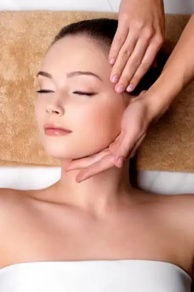 Cuidados com a pele do pescoço e decote: máscaras antienvelhecimento, compressas, massagem com sal e exercícios