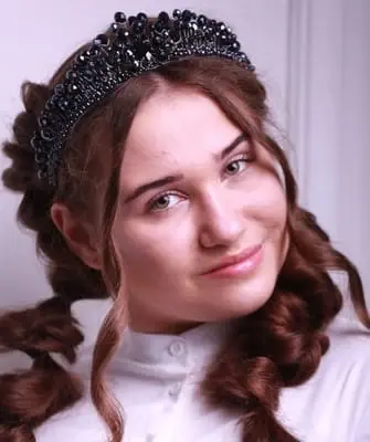 Hairstyles with a diadem for long, medium, short hair (step by step photos, video)