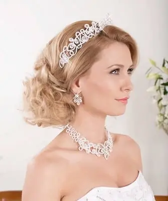 Hairstyles with a diadem for long, medium, short hair (step by step photos, video)