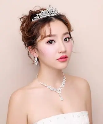 Hairstyles with a diadem for long, medium, short hair (step by step photos, video)