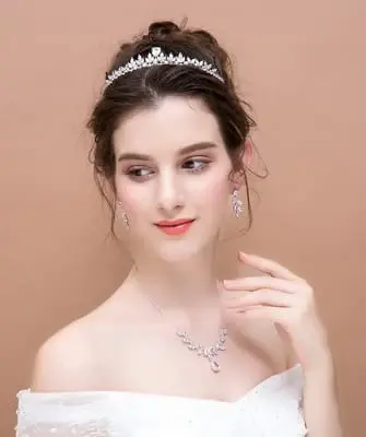 Hairstyles with a diadem for long, medium, short hair (step by step photos, video)