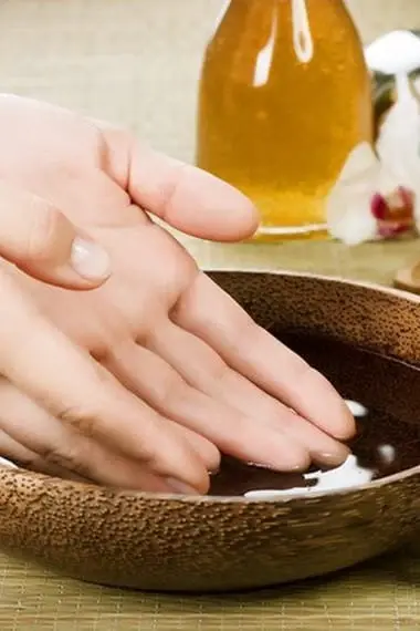 Cuidados com a pele das mãos: remédios populares, banhos para suavizar a pele das mãos, receitas de cremes e máscaras para as mãos
