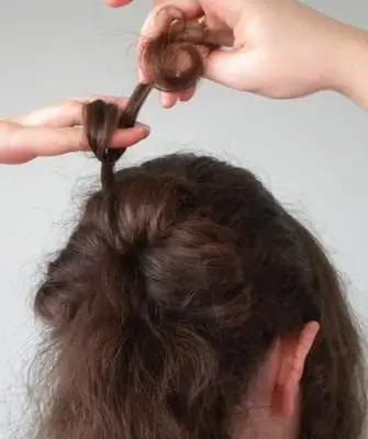 Coiffures disco pour filles pour cheveux longs, moyens et courts