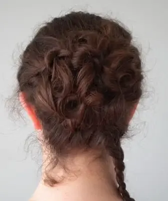 Coiffures disco pour filles pour cheveux longs, moyens et courts